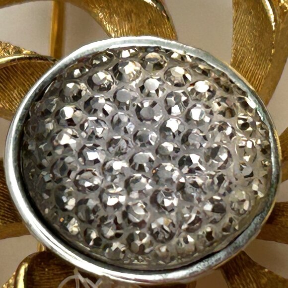 Vintage Monet Swirl Brooch Pinwheel Sunburst Rhinestone Textured Round Signed - Picture 5 of 12